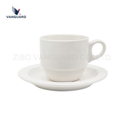 Salieciet kafijas krūzi un apakštasīti